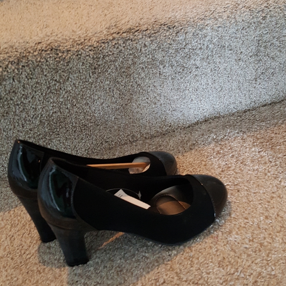 Black pumps